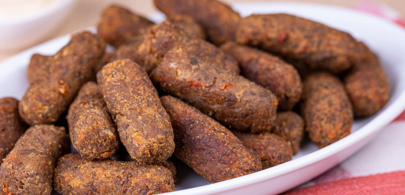 CROQUETE DE CARNE DESFIADA COM MAIONESE DE PIMENTA