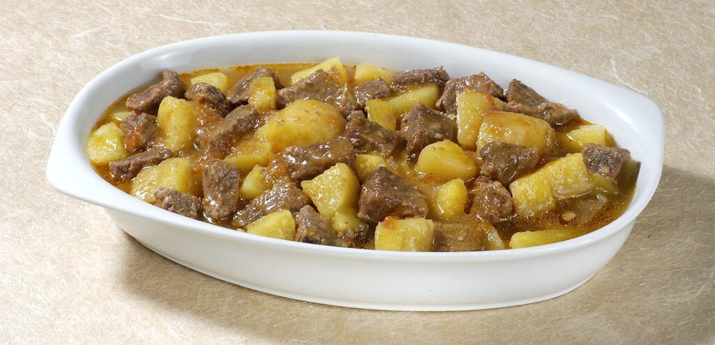 CUBOS DE CARNE E MANDIOCA