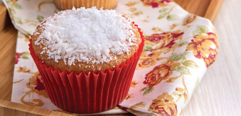 CUPCAKE DE ABACAXI COM LEITE DE COCO