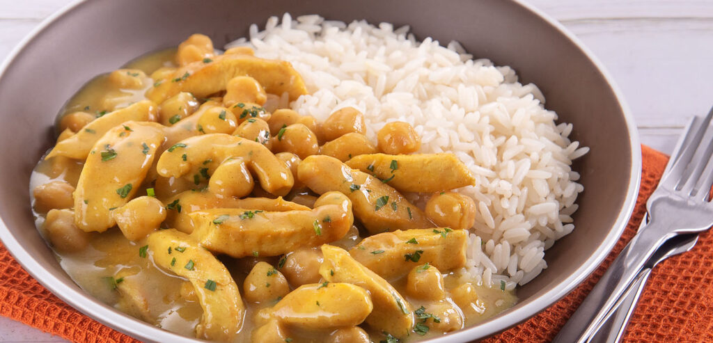 CURRY DE FRANGO COM GRÃO-DE-BICO