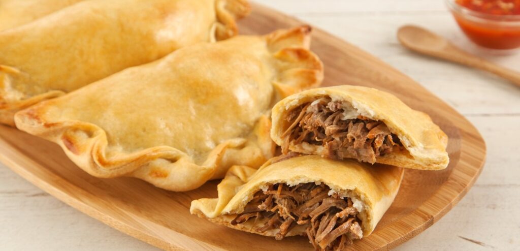 EMPANADA COM CARNE DESFIADA