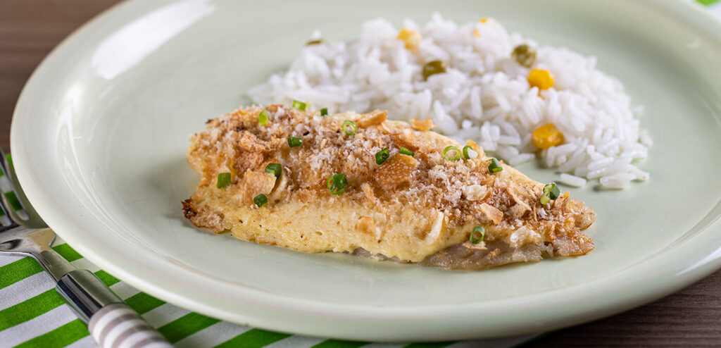 PEIXE AO CREME DE QUEIJO E CROSTA DE PÃO