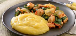 ENSOPADO DE FRANGO COM ALMEIRÃO E POLENTA