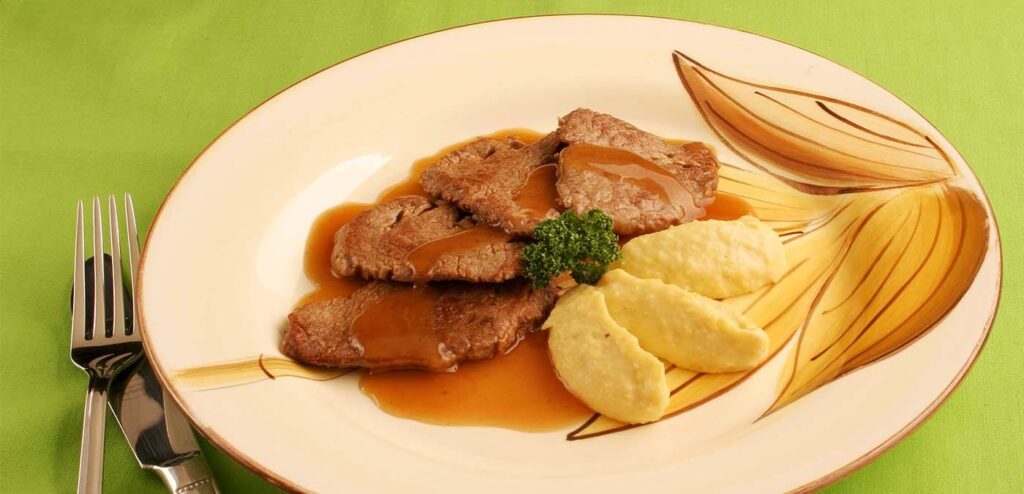 ESCALOPES COM PURÊ DE BANANA