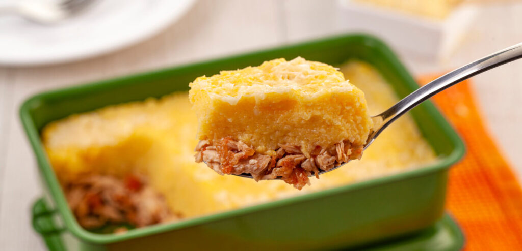 ESCONDIDINHO DE FRANGO COM POLENTA