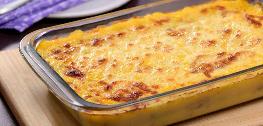 Escondidinho de milho com linguiça e jiló