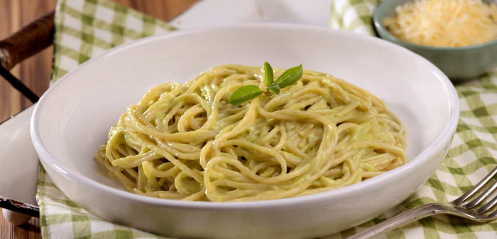 ESPAGUETE AO PESTO DE ABACATE