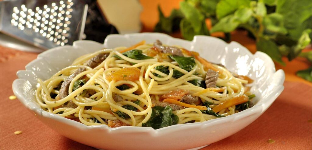 ESPAGUETE COM FILÉ E LEGUMES