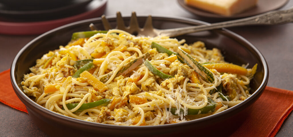 ESPAGUETE COM OVO E LEGUMES