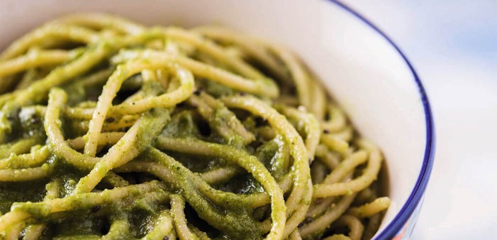 ESPAGUETE INTEGRAL AO MOLHO PESTO