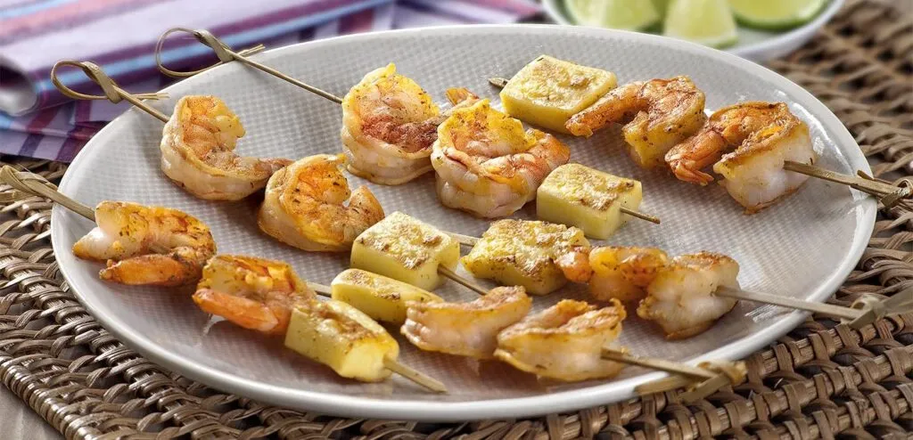 ESPETINHO DE CAMARÃO COM QUEIJO