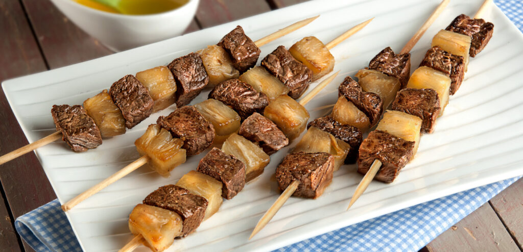 ESPETINHOS DE CARNE COM ABACAXI