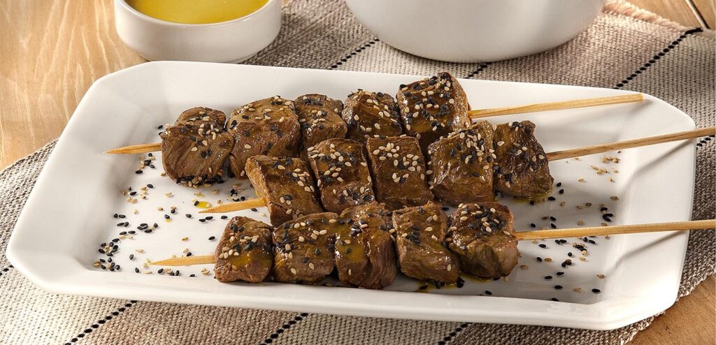 ESPETINHOS DE CARNE COM GERGELIM