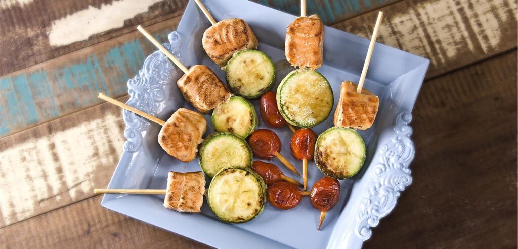 ESPETINHOS DE VEGETAIS E SALMÃO