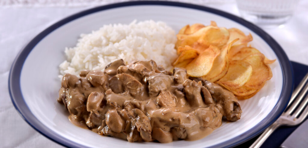 ESTROGONOFE DE CARNE COM SHOYU