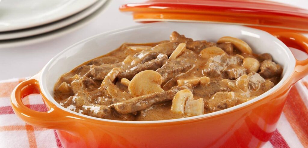 ESTROGONOFE DE CARNE COM SÓDIO REDUZIDO