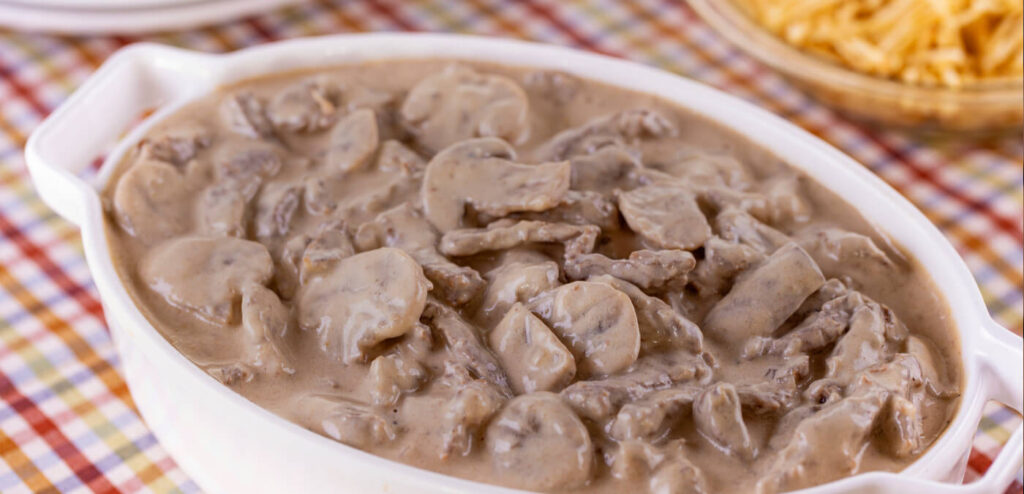 ESTROGONOFE DE CARNE COM TUCUPI PRETO
