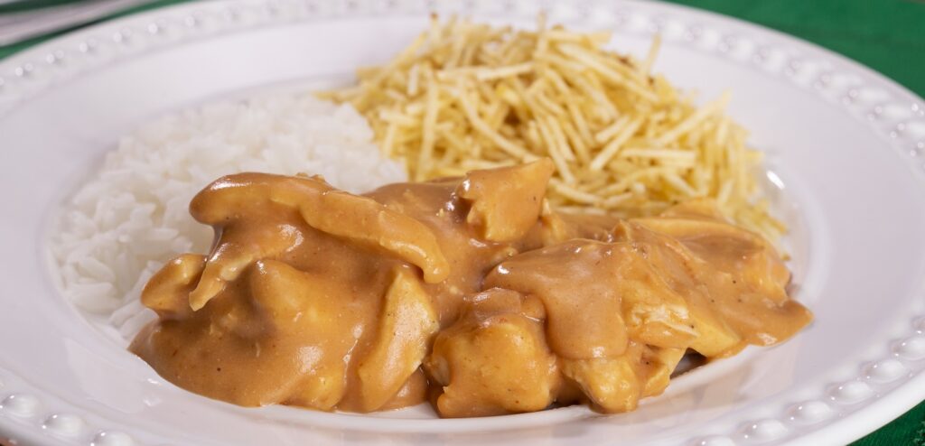ESTROGONOFE PRÁTICO DE FRANGO