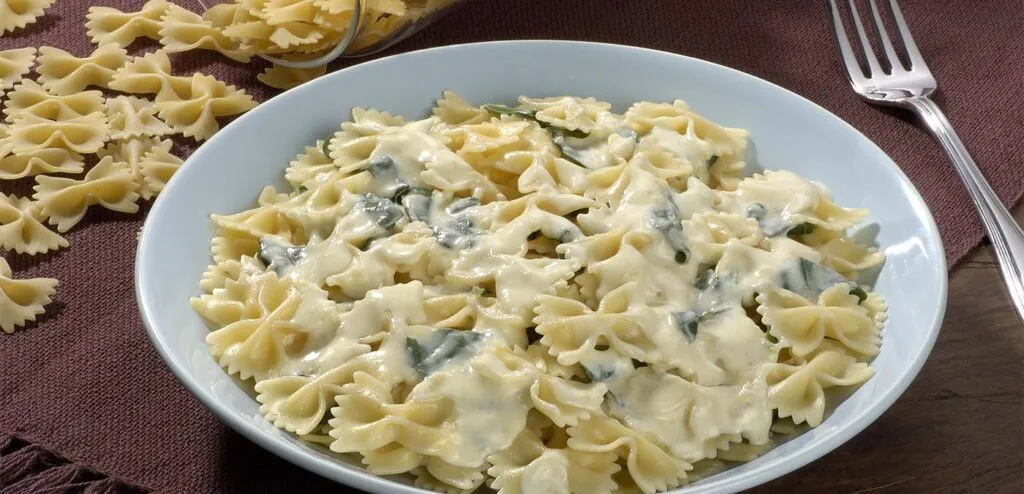 FARFALLE AO MOLHO DE ESPINAFRE