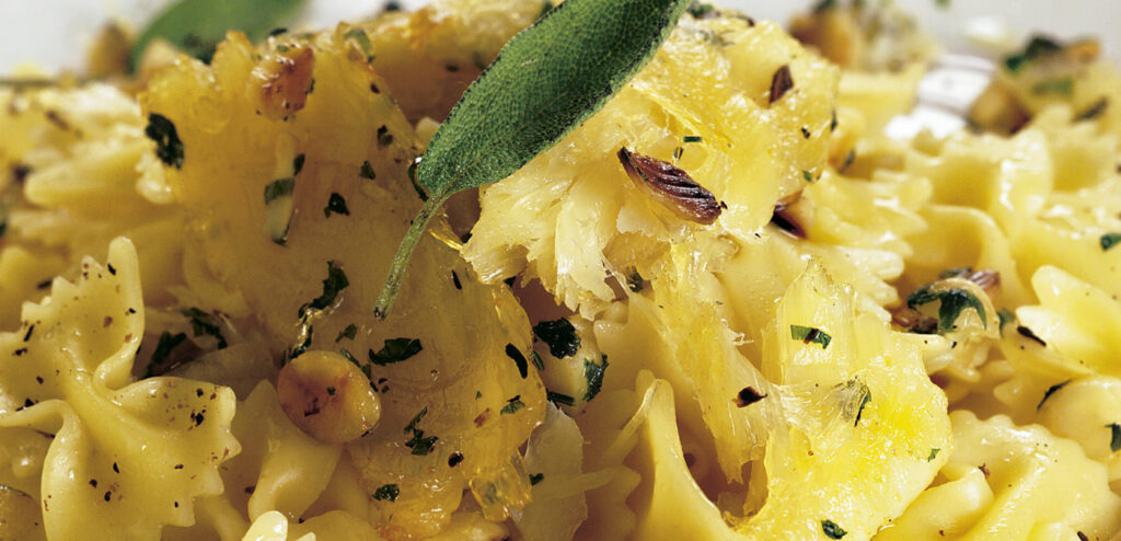 FARFALLE COM MOLHO DE BACALHAU E AMÊNDOAS