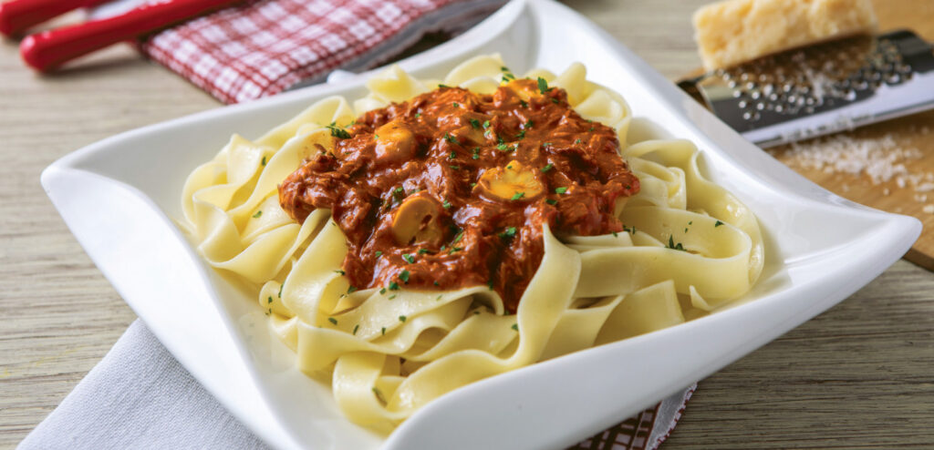 FETTUCCINE AO RAGU DE CARNE COM CHAMPIGNON