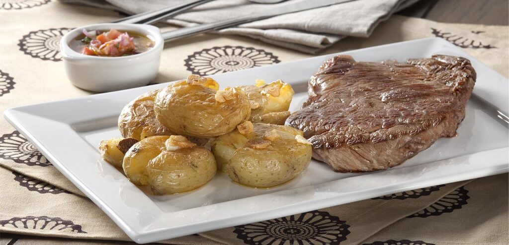 FILÉ COM BATATAS AO MURRO
