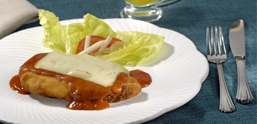 FILÉ DE FRANGO À PARMEGIANA