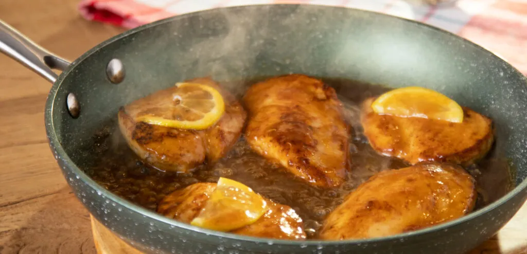 FILÉ DE FRANGO AO MOLHO COM LIMÃO