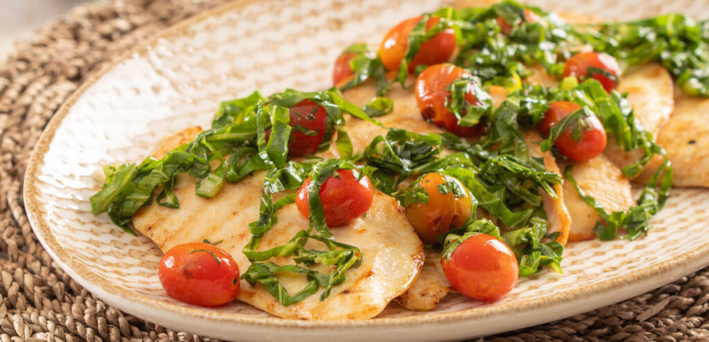 FILÉ DE FRANGO COM TOMATE E COUVE E SÓDIO REDUZIDO