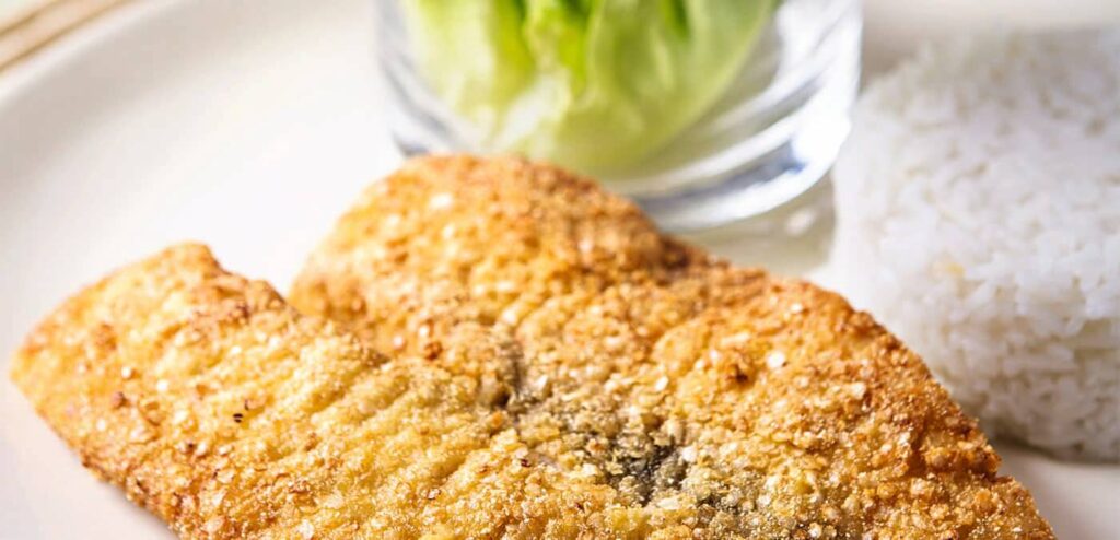 FILÉ DE PEIXE COM CROSTA QUINOA EM FLOCOS