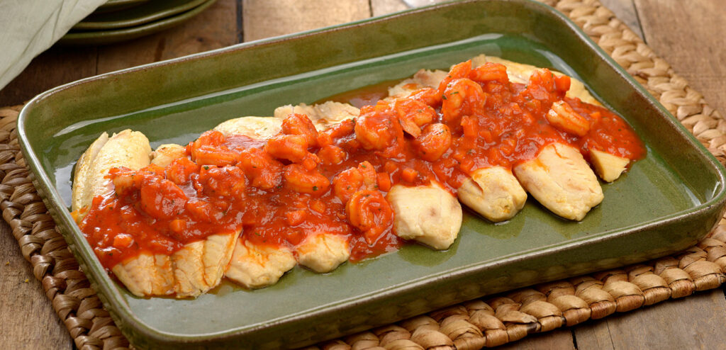 FILÉ DE PEIXE COM MOLHO DE CAMARÃO