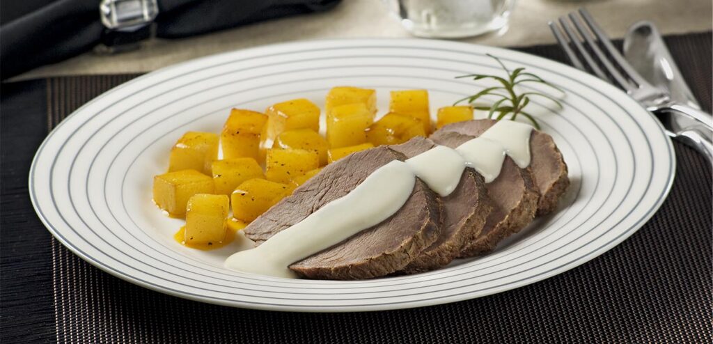 FILÉ-MIGNON AO MOLHO DE REQUEIJÃO