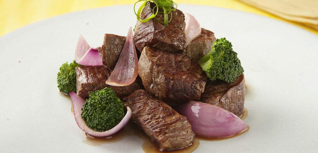 FILÉ-MIGNON COM CEBOLA ROXA, BRÓCOLIS E HONDASHI®