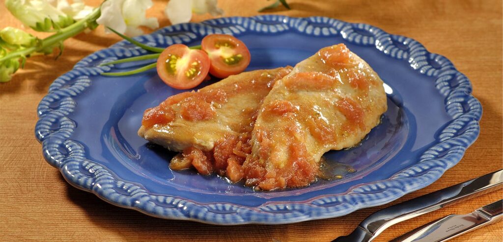 FILÉS DE FRANGO AO TOMATE