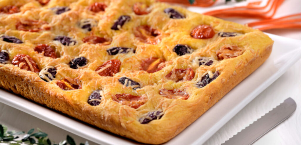 FOCACCIA COM TOMATE E AZEITONA
