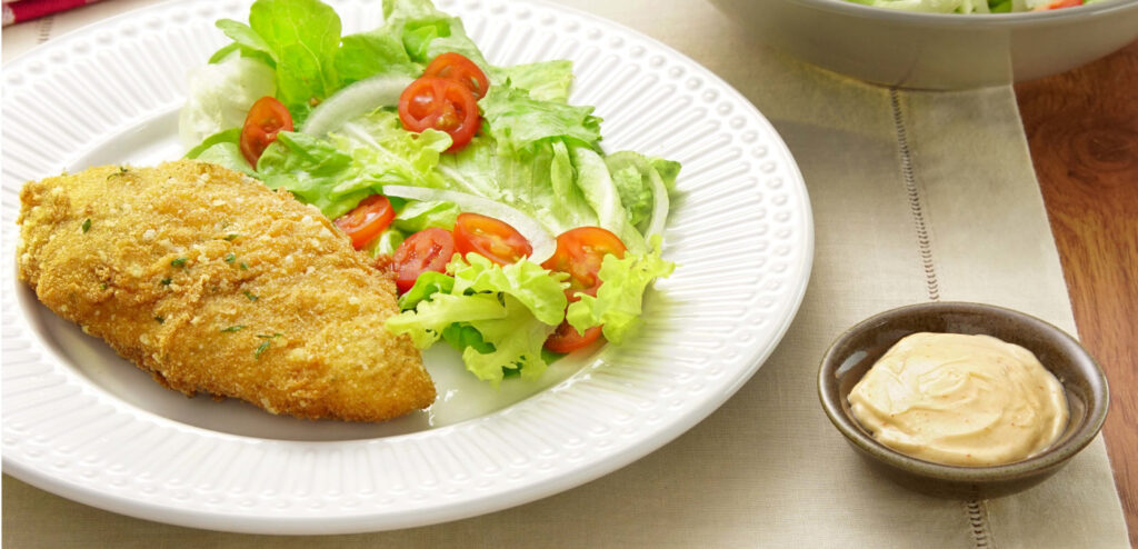 FRANGO À MILANESA COM MOLHO ROSADO