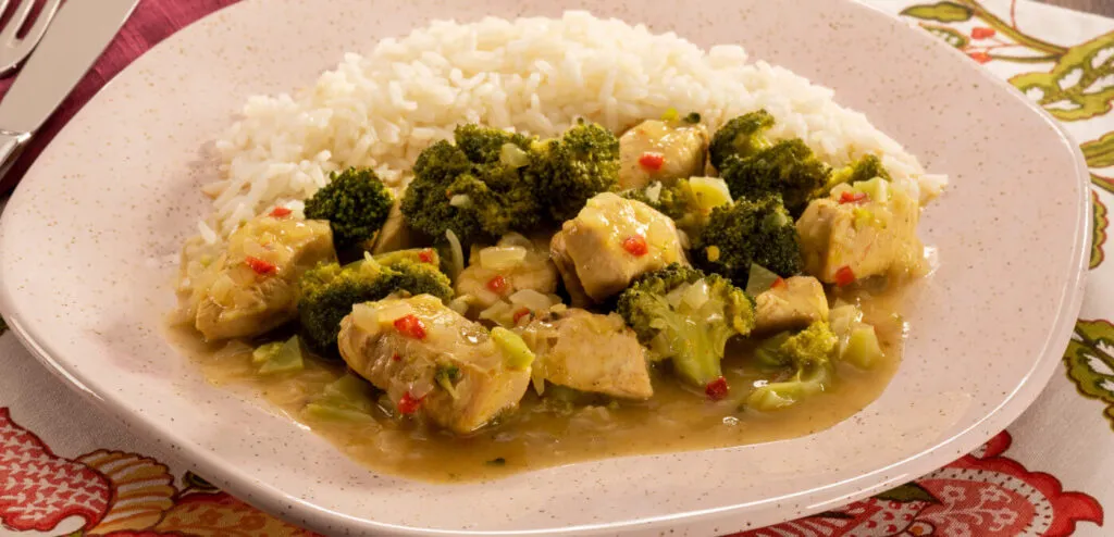 FRANGO APIMENTADO COM BRÓCOLIS AO CURRY