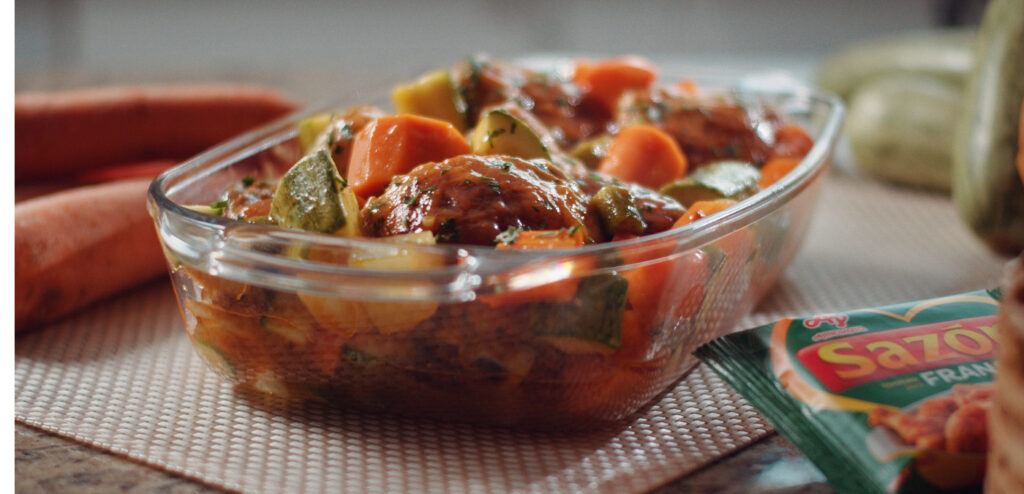 FRANGO COM LEGUMES E SAZÓN®