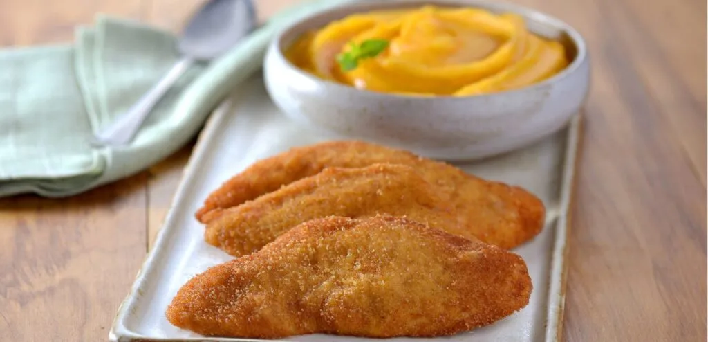 FRANGO EMPANADO COM CREME DE ABÓBORA