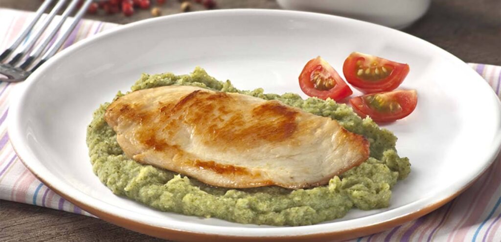 FRANGO GRELHADO COM PURÊ DE BRÓCOLIS