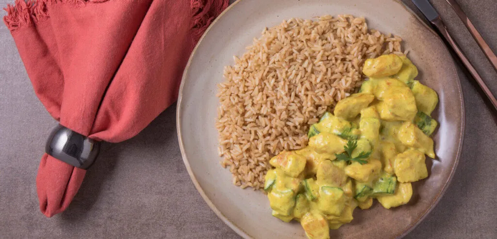 FRANGO AO CURRY COM ARROZ INTEGRAL