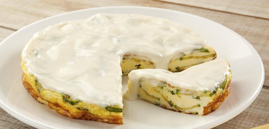 FRITADA DE ABOBRINHAS COM MOLHO BRANCO