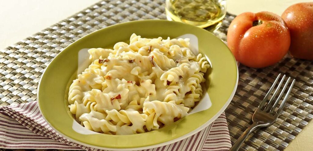 FUSILLI AO TOQUE DE TOMATE