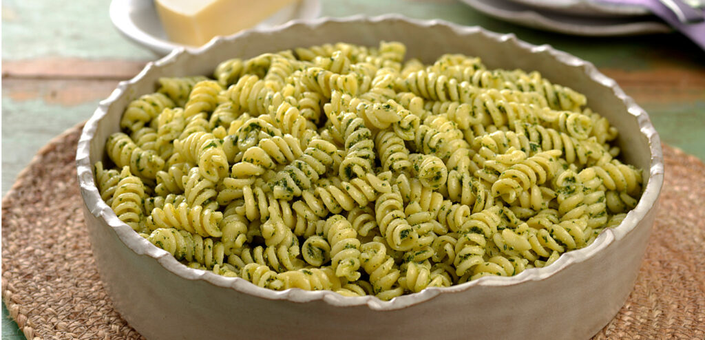 FUSILLI COM PESTO DE MANJERICÃO