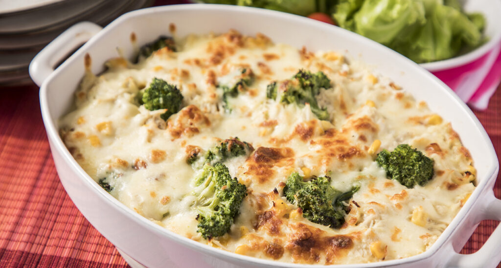 GRATINADO DE FRANGO COM BRÓCOLIS