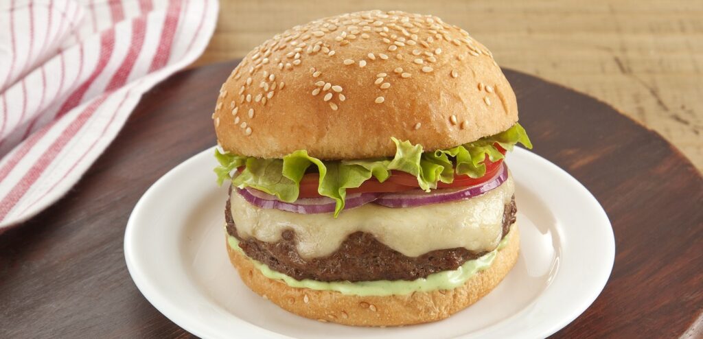 HAMBÚRGUER COM MAIONESE VERDE