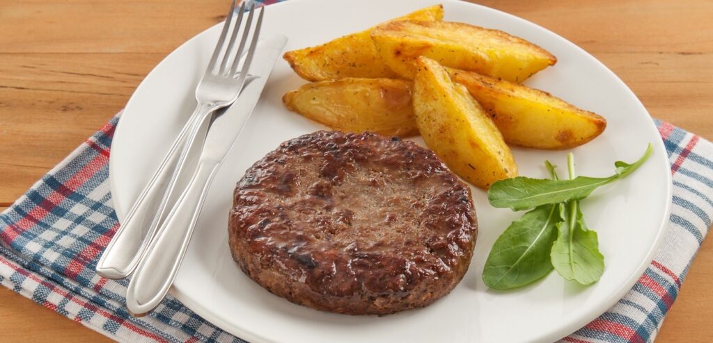 HAMBÚRGUER COM BATATA RÚSTICA