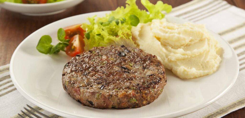 HAMBÚRGUER DE CARNE COM LEGUMES