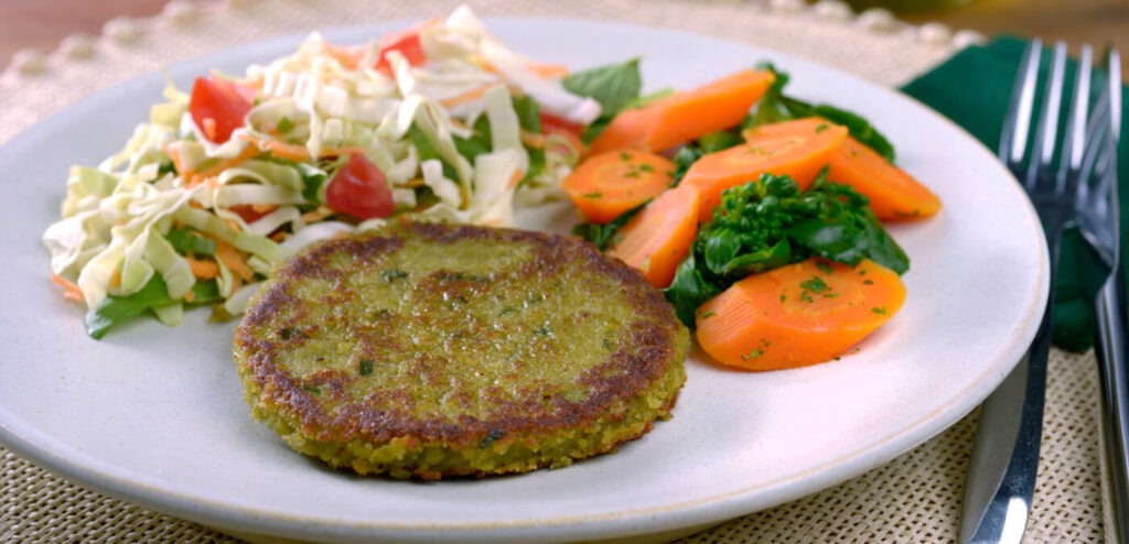 HAMBÚRGUER DE ERVILHA COM HORTELÃ