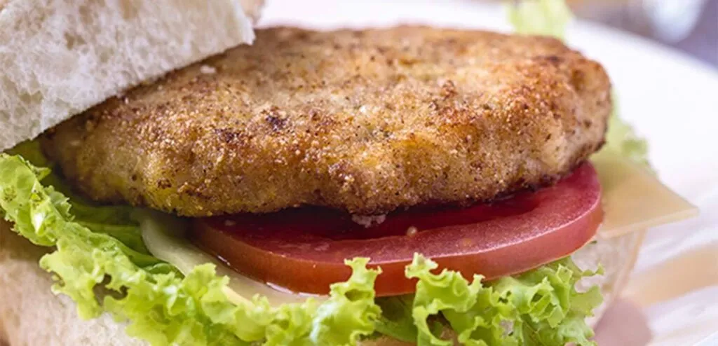 Sanduíche de Peixe Empanado